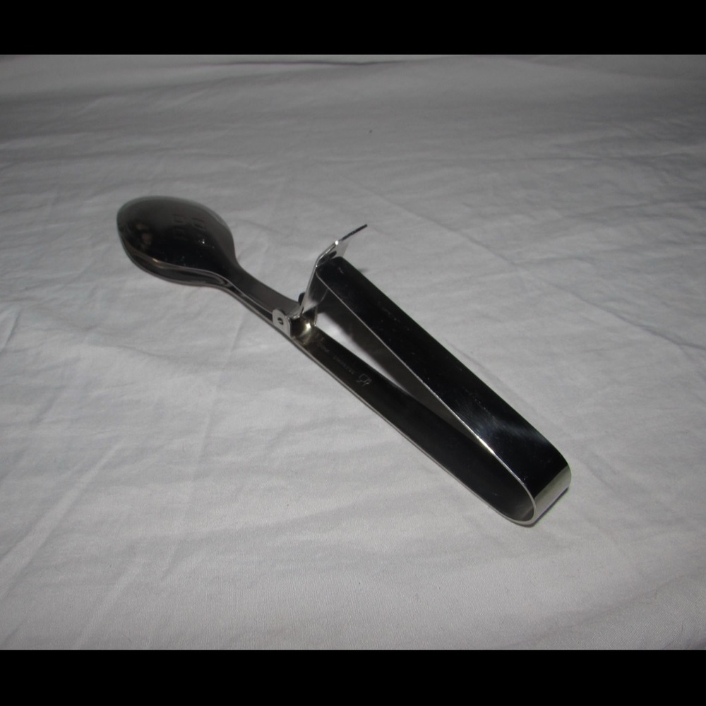 The Pampered Chef Silver Spoon Tongs